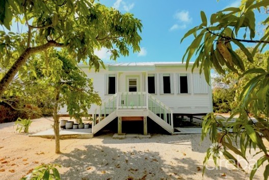 LITTLE CAYMAN COTTAGE HOME ON GAZEBO LANE