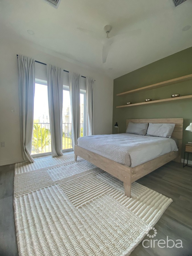 19 NORTH 1 BED RENOVATED WITH LAKE VIEW