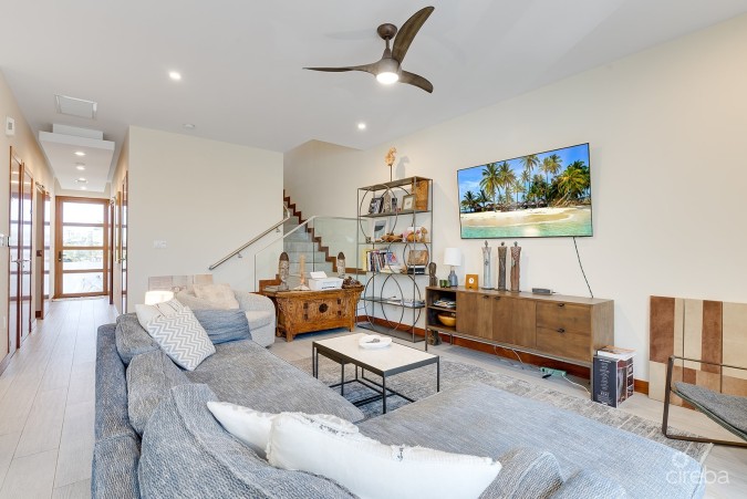 CANAL VIEW BEAUTIFUL ARVIA 3 BED WITH BOAT DOCK