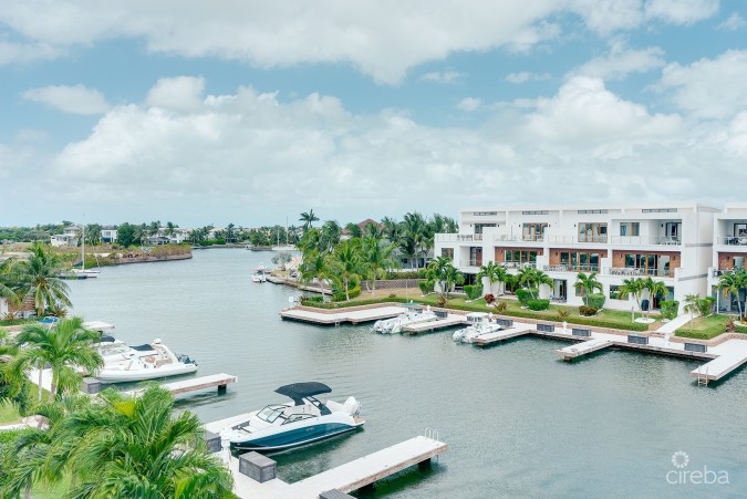CANAL VIEW BEAUTIFUL ARVIA 3 BED WITH BOAT DOCK