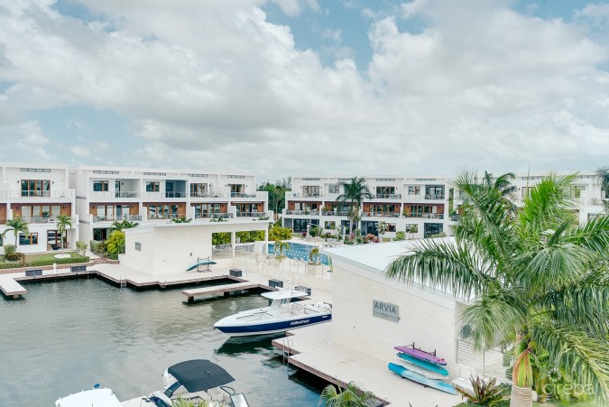 CANAL VIEW BEAUTIFUL ARVIA 3 BED WITH BOAT DOCK