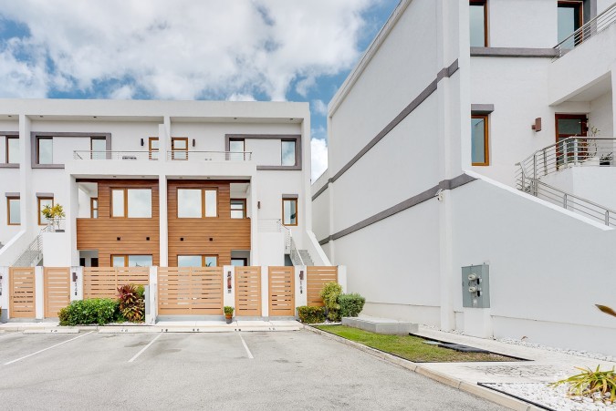 CANAL VIEW BEAUTIFUL ARVIA 3 BED WITH BOAT DOCK