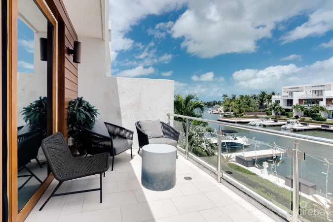 CANAL VIEW BEAUTIFUL ARVIA 3 BED WITH BOAT DOCK