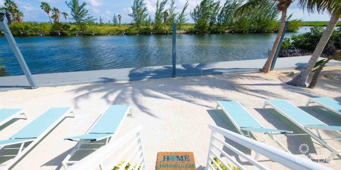 CARIB SUN - EXQUISITE WATERFRONT ESTATE W /GUESTHOUSE IN CAYMAN KAI
