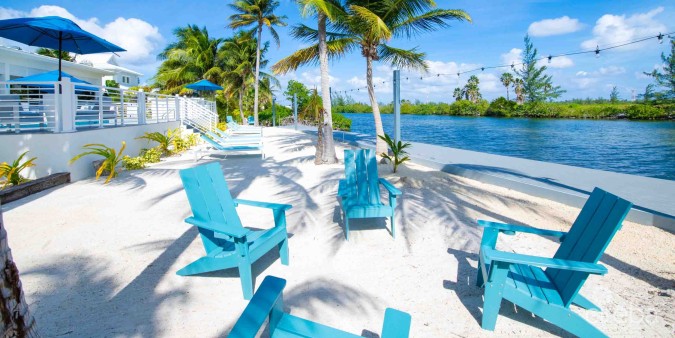 CARIB SUN - EXQUISITE WATERFRONT ESTATE W /GUESTHOUSE IN CAYMAN KAI