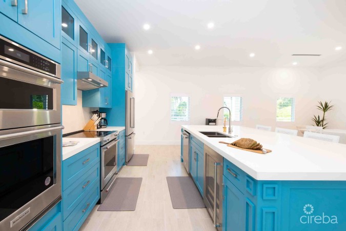 CARIB SUN - EXQUISITE WATERFRONT ESTATE W /GUESTHOUSE IN CAYMAN KAI