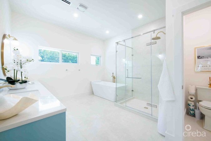 CARIB SUN - EXQUISITE WATERFRONT ESTATE W /GUESTHOUSE IN CAYMAN KAI