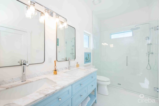 CARIB SUN - EXQUISITE WATERFRONT ESTATE W /GUESTHOUSE IN CAYMAN KAI
