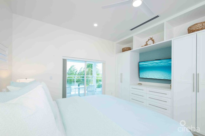CARIB SUN - EXQUISITE WATERFRONT ESTATE W /GUESTHOUSE IN CAYMAN KAI