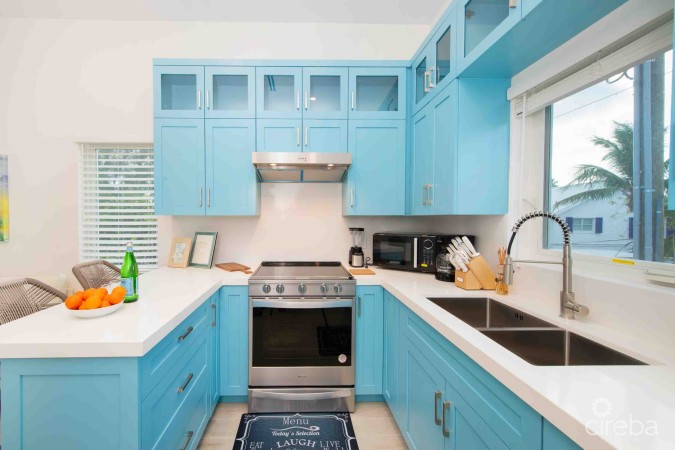 CARIB SUN - EXQUISITE WATERFRONT ESTATE W /GUESTHOUSE IN CAYMAN KAI