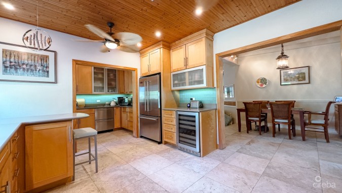 SAVANNAH HOME ON 0.73 ACRE WITH APARTMENT & POOL
