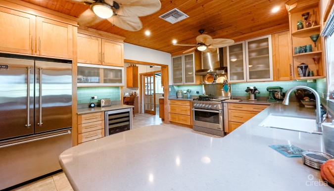 SAVANNAH HOME ON 0.73 ACRE WITH APARTMENT & POOL