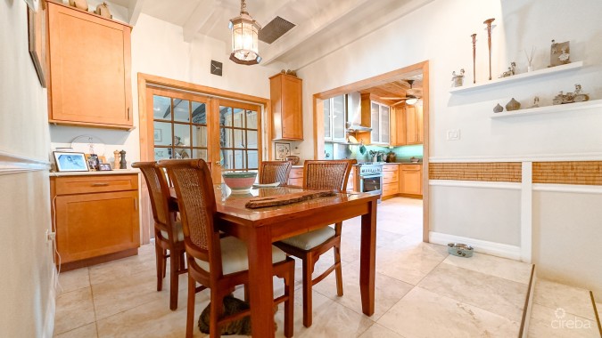 SAVANNAH HOME ON 0.73 ACRE WITH APARTMENT & POOL