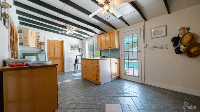 SAVANNAH HOME ON 0.73 ACRE WITH APARTMENT & POOL
