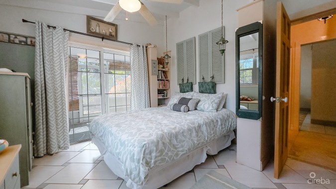 SAVANNAH HOME ON 0.73 ACRE WITH APARTMENT & POOL