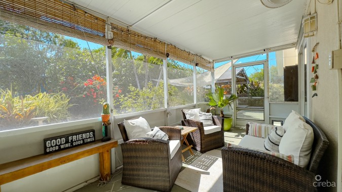 SAVANNAH HOME ON 0.73 ACRE WITH APARTMENT & POOL