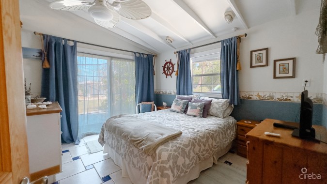 SAVANNAH HOME ON 0.73 ACRE WITH APARTMENT & POOL