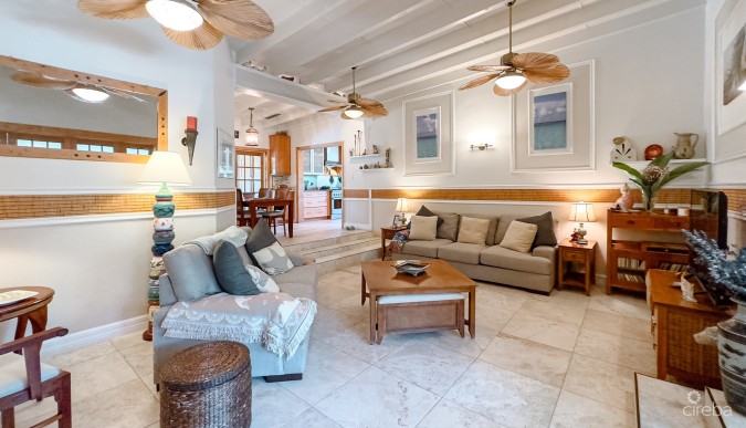 SAVANNAH HOME ON 0.73 ACRE WITH APARTMENT & POOL