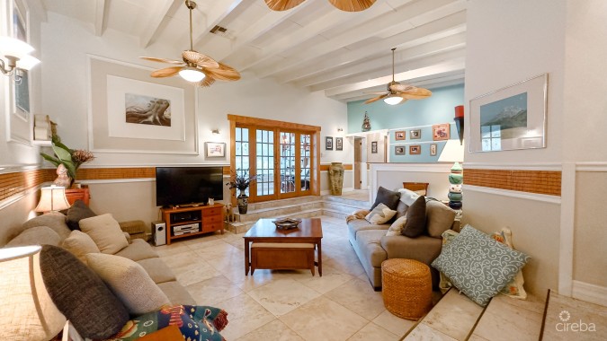 SAVANNAH HOME ON 0.73 ACRE WITH APARTMENT & POOL