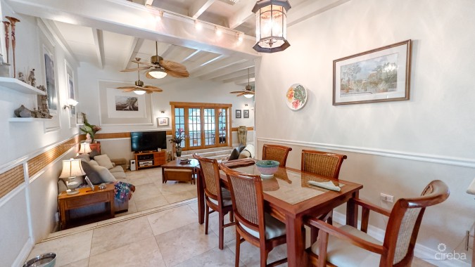 SAVANNAH HOME ON 0.73 ACRE WITH APARTMENT & POOL