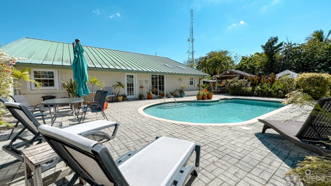 SAVANNAH HOME ON 0.73 ACRE WITH APARTMENT & POOL