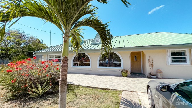 SAVANNAH HOME ON 0.73 ACRE WITH APARTMENT & POOL