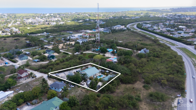 SAVANNAH HOME ON 0.73 ACRE WITH APARTMENT & POOL