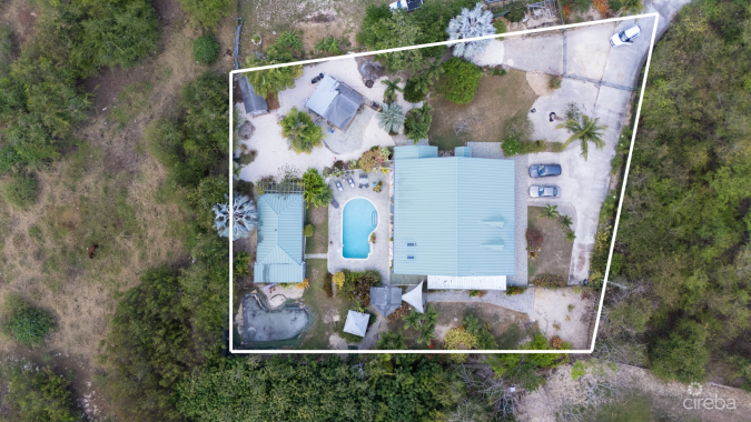 SAVANNAH HOME ON 0.73 ACRE WITH APARTMENT & POOL