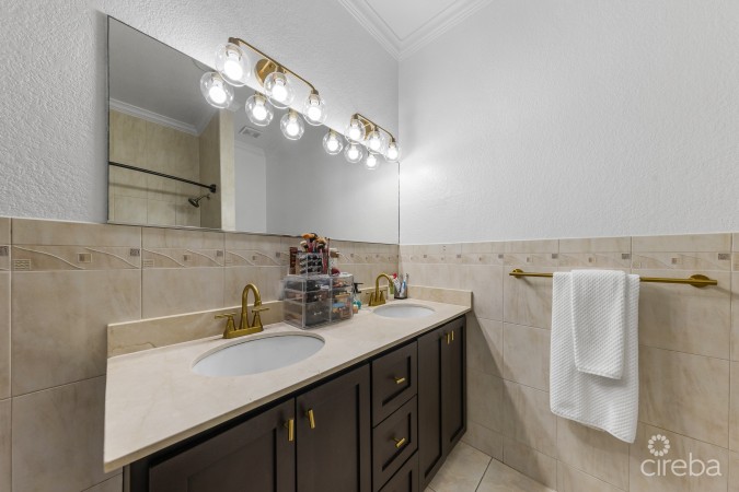 BEAUTIFULLY POLISHED 2BR CONDO - COLONIAL GRAND