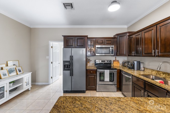 BEAUTIFULLY POLISHED 2BR CONDO - COLONIAL GRAND