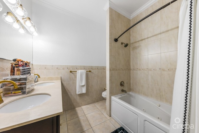 BEAUTIFULLY POLISHED 2BR CONDO - COLONIAL GRAND