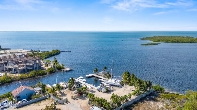 STUNNING SEAFRONT LOT – PRIME LOCATION WITH VIEWS OF NORTH SOUND AND HISTORIC DUCK POND