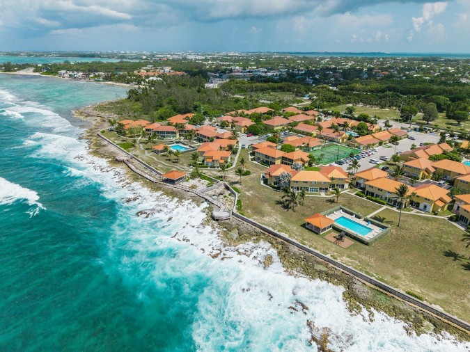 OCEAN CLUB -SPACIOUS 2B/2B WITH OCEAN VIEWS