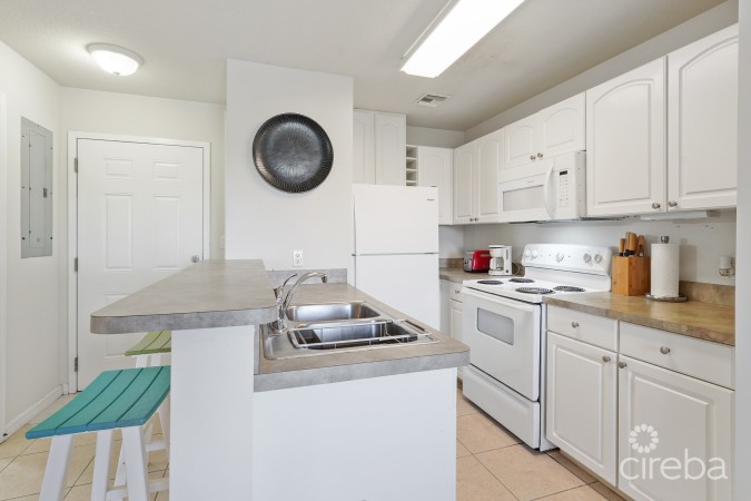 LAKESIDE 1 BED GREAT ROI