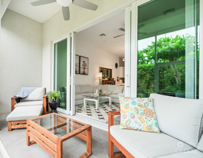 ELEVEN PARC TOWNHOME – PRIME LOCATION IN SEVEN MILE BEACH CORRIDOR