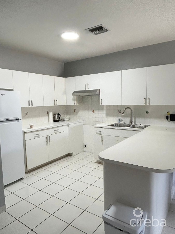 INVESTOR’S DREAM TRIPLEX IN PRIME PROSPECT LOCATION!