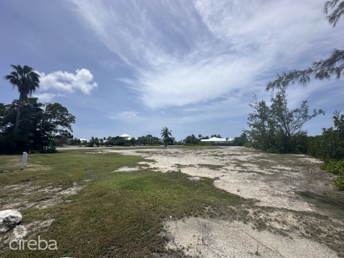 THE SHORES CANAL FRONT 0.4459ACRES - PRIME LOCATION