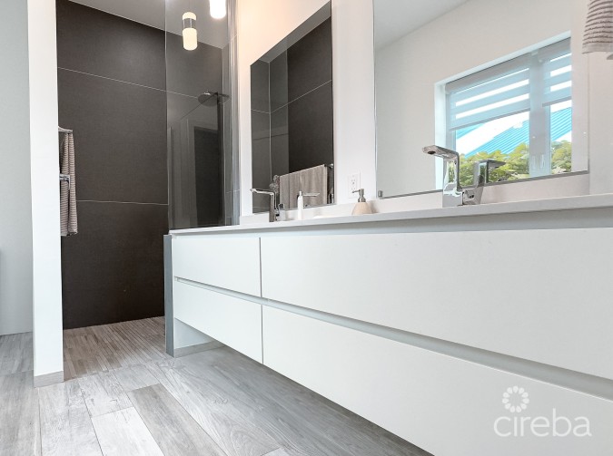 AURA - 3 BED CONDO - OCEAN FRONT SOUTH SOUND