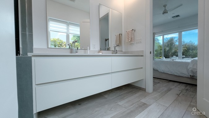 AURA - 3 BED CONDO - OCEAN FRONT SOUTH SOUND