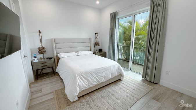 AURA - 3 BED CONDO - OCEAN FRONT SOUTH SOUND
