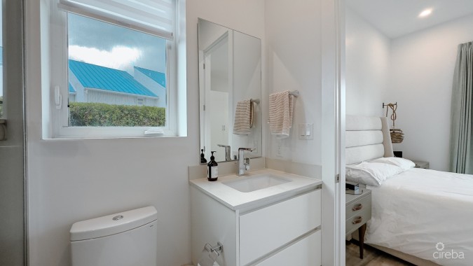 AURA - 3 BED CONDO - OCEAN FRONT SOUTH SOUND
