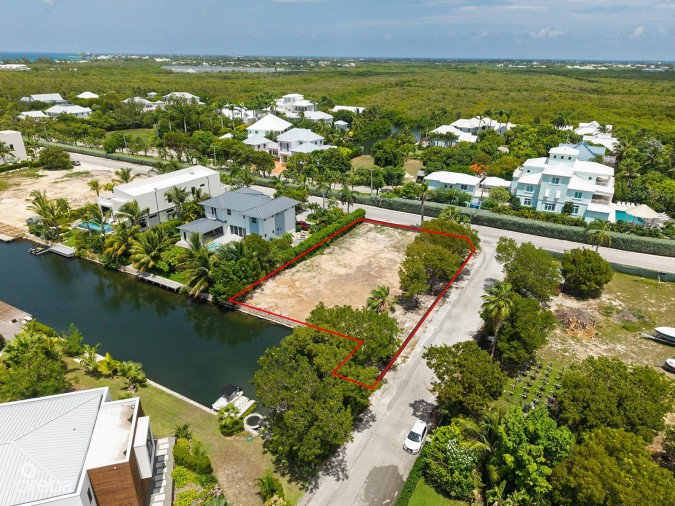 RARE CORNER WATERFRONT PARCEL IN THE YACHT CLUB