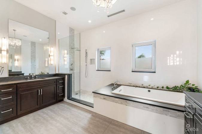 HOYA QUAY 35, CRYSTAL HARBOUR