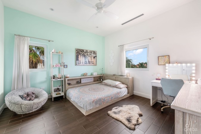 HOYA QUAY 35, CRYSTAL HARBOUR