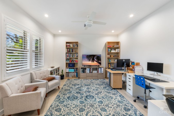 THE LAKES EXECUTIVE FAMILY HOME WITH POOL