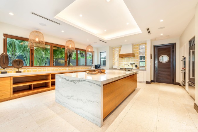 KEMPA KAI, BEACHFRONT HOME
