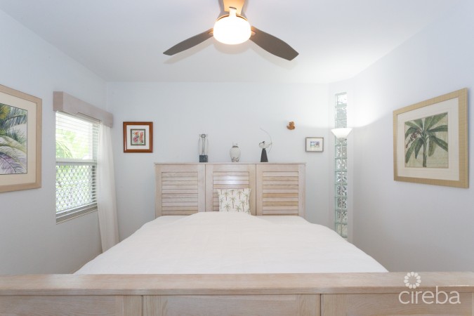 THE PALMS 14, SEVEN MILE BEACH PENTHOUSE