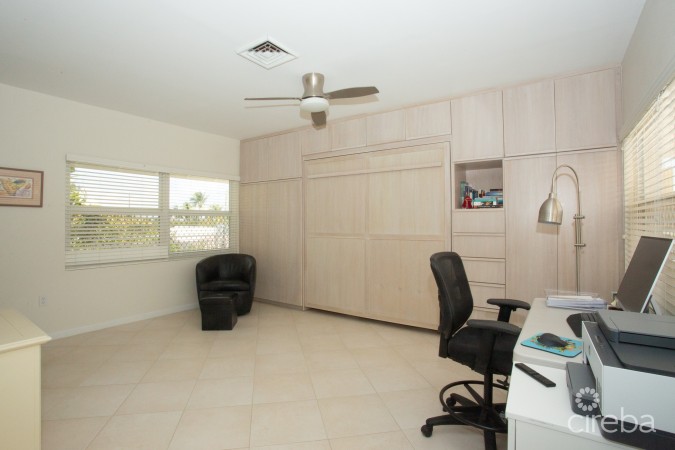 THE PALMS 14, SEVEN MILE BEACH PENTHOUSE