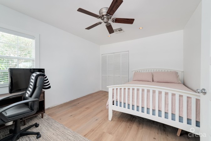 3-BEDROOM FAMILY HOME ON AN EXPANSIVE 0.3411 ACRE LOT IN WEST BAY