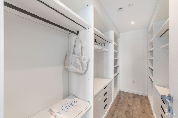 LUXURY BEACHFRONT PENTHOUSE 2 BED/2.5 BATH SOUTH SOUND